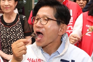 [포토] ‘순대 맛있네~’… 시장 돌며 지지호소하는 김문수