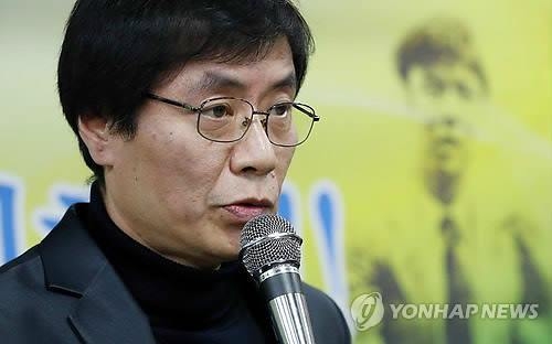 ‘유서대필 사건’ 피해자 강기훈씨가 2014년 2월 서울 서초구 서울고법에서 재심 선고 공판을 마친 뒤 기자회견에서 소감을 밝히는 모습. [연합뉴스 자료사진]