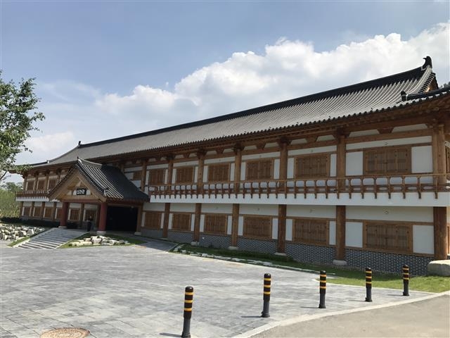 경주시 석장동 송화산 자락에 조성된 ‘경주 화랑마을’ 생활관.  경주 화랑마을 제공