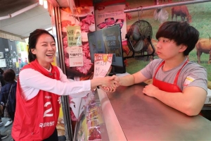 [포토] 선거운동 첫날, 시장 찾은 배현진