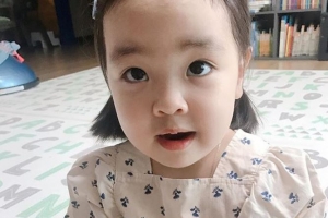 이윤지, 붕어빵 딸과 행복한 일상 ‘귀여운 눈망울’