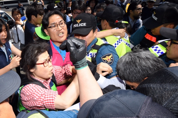 청와대 앞 농성 민주노총·경찰 충돌