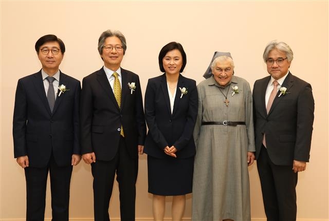 제28회 호암상 수상자들이 1일 시상식에 앞서 기념사진을 찍고 있다. 왼쪽부터 박남규 성균관대 교수, 고규영 KAIST 특훈교수, 오희 미국 예일대 석좌교수, 강칼라 수녀, 연광철 성악가. 호암재단 제공