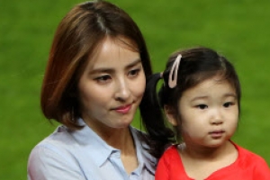 한혜진♥기성용 딸 최초 공개 ‘아빠 유전자만 쏙’