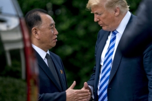 트럼프, 6·12 북미정상회담 공식화…종전 선언 가능성도 언급