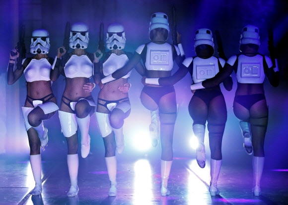 ‘스타워즈’의 스톰트루퍼 복장을 한 댄서들이 1일(현지시간) 미국 캘리포니아주 로스앤젤레스에서 열린 ‘제국의 역습: 스타워즈 패러디(The Empire Strips Back: A Star Wars Burlesque Parody)’ 이벤트에서 퍼포먼스를 선보이고 있다. 로이터 연합뉴스