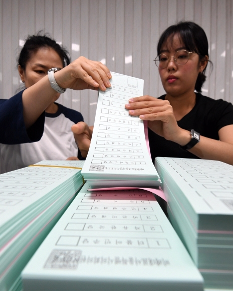 6·13 지방선거가 열흘 앞으로 다가온 3일 서울 용산구 선거관리위원회에서 직원들이 투표용지를 검수하고 있다. 2018. 6. 3. 박윤슬 기자 seul@seoul.co.kr