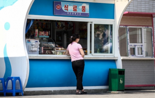[포토] 더워진 날씨…‘북한 여름맞이 풍경’