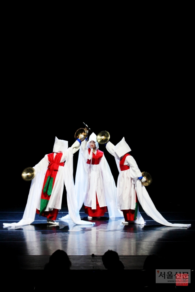 경기도당굿 시나위춤은 제의적이면서도 다양한 무구(巫具)들과 의상의 변화에서 그려지는 선의 형태가 멋과 흥을 자아내는 예술성 높은 춤으로 평가받고 있다. 사진은 시나위춤 가운데 하나인 제석춤.(경기도 제공)