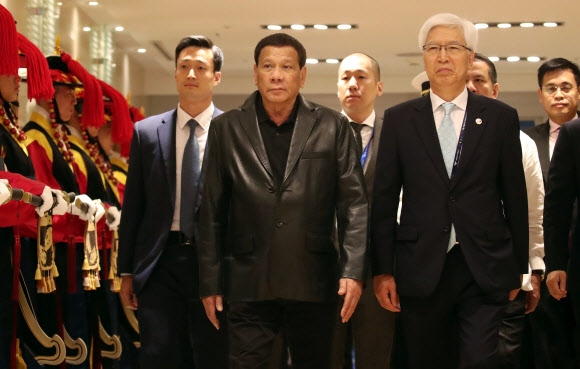 가죽점퍼 입고 방한한 두테르테 필리핀 대통령 