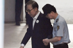 [서울포토] 부축받으며 공판 출석하는 이명박 전 대통령