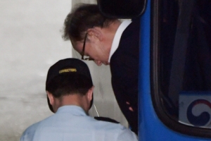 [서울포토] 2차 공판 출석위해 호송차에서 내리는 MB