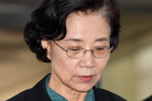 ‘갑질’ 한진일가 이명희 구속영장 기각