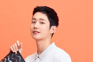 정해인, 여심 사로잡는 부드러운 미소 ‘댄디남의 정석’