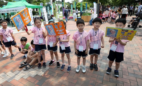 4일 대구시 달서구 두류공원에서 어린이들이 모의 선거운동을 체험하고 있다. 2018.6.4  연합뉴스