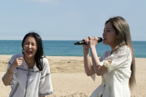‘한끼줍쇼’ 헤이즈-유빈, 해운대 한복판에서 버스킹 공연