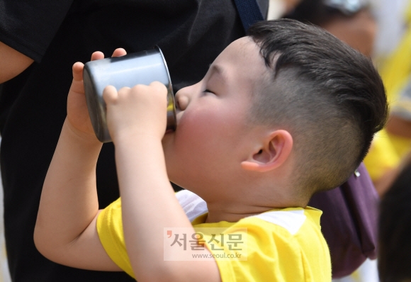 5일 오후 서울 마포 문화비축기지에서 열린 제 23회 환경의날 행사에 참가한 어린이들이 스테인레스 컵으로 물을 마시고 있다. 2018.6.5 도준석 기자 pado@seoul.co.kr