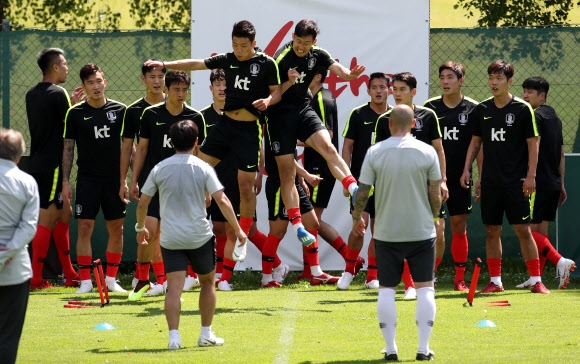 누가 누가 더 센가… 몸싸움하는 황희찬·손흥민