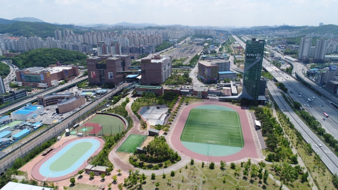 용인 수지레스피아(하수처리장)위에 조성한 아르피아스포츠센터. 용인시 제공
