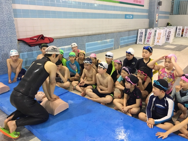 아르피아스포츠센터 수영장에서 어린이들이 안전교육을 받고 있다. 용인시 제공
