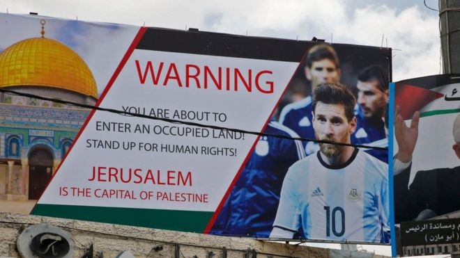 팔레스타인 요르단강 서안 지구의 한 전광판에 아르헨티나 축구대표팀의 공격수 리오넬 메시가 예루살렘에서 이스라엘과 친선경기를 벌여선 안된다고 경고하는 내용이 담겨 있다. AFP 자료사진 