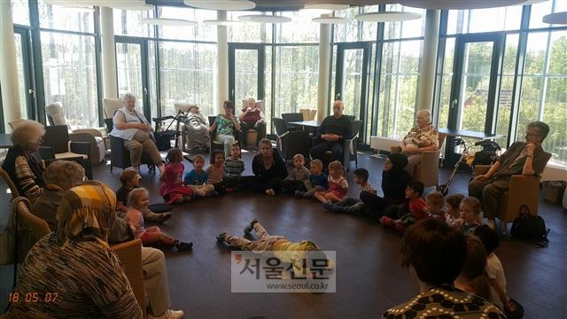 지난달 7일 독일 니더작센주 잘츠기터 마더센터에서 아이들이 보육교사와 노인들이 지켜보는 가운데 우리나라의 ‘수건 돌리기’와 비슷한 게임을 하고 있다.