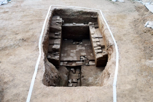 백제 왕릉급 벽돌무덤, 80년 만에 다시 출현