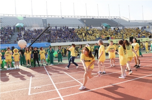 준오헤어가 지난 5일 13회 창립기념일을 맞아 서울 목동 주경기장에서 전직원 체육대회 행사를 진행했다.