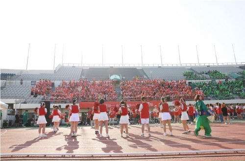 준오헤어는 행사 당일 아침 ‘사랑의 헌책 기증 캠페인’을 통해 행사 참가자들로부터 기증받은 400여 권의 책을 아름다운 가게에 전달했다.