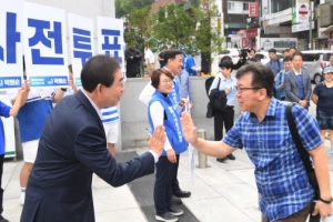 [서울포토] 박원순, 사전투표 독려…시민과 ‘하이파이브’