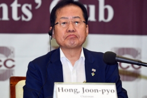 외신기자, 홍준표에 “한반도 영구분단 바라는 건가”