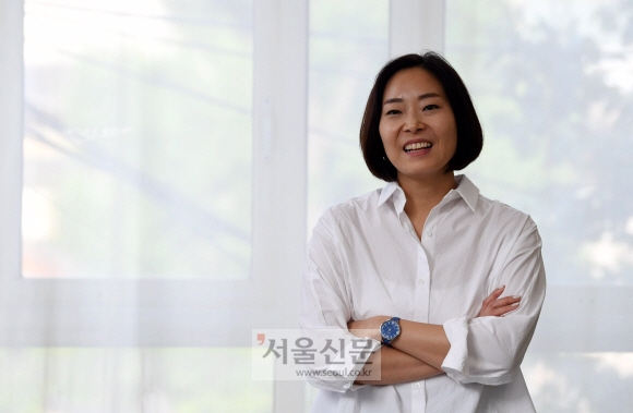 이언희 감독이 2003년 데뷔 이후 지금까지 놓지 않는 키워드는 ‘관계’이다. “한 사람이 맺고 있는 여러 관계와 그 관계에서 만들어지는 시선들이 결국 한 인간을 이룬다고 생각해 늘 작품에서 ‘관계’를 탐색해요. 제 영화에서 원톱 주인공이 없었던 이유죠.”  박윤슬 기자 seul@seoul.co.kr