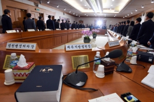 판사 경력 많을수록 ‘재판 거래’ 안 믿어