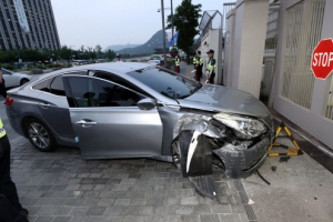 “北과 사연 있어… 美 망명하고 싶다” 40대 공무원, 차 몰고 美대사관 돌진