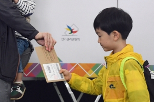 [포토인사이트] ‘저도 투표할래요’ 인천공항 사전투표 현장