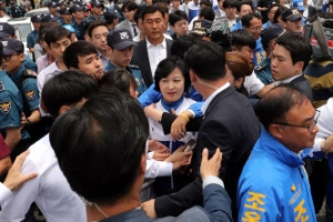 [포토] ‘항의시위에 유세장 떠나는’ 추미애 대표