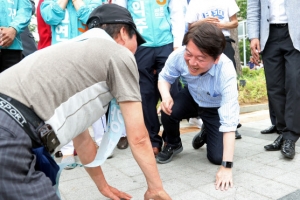 [포토] ‘무릎꿇고 맞절’ 안철수 서울시장 후보