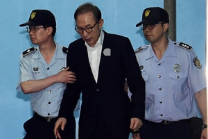 [포토] ‘휘청 MB’ 부축받으며 나서는 법원