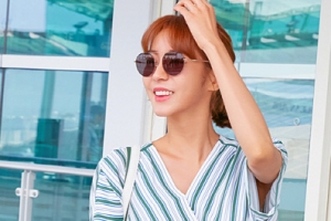 유이 공항패션, 방콕 화보 촬영가는 길 포착 ‘얼굴 소멸 직전...’