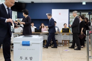 文대통령, 현직 첫 사전투표 참여, 野 지도부 ‘한표’… 與는 오늘 행사