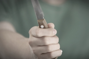 편의점 점원에 흉기 휘두르고 자해한 20대 여성 사망