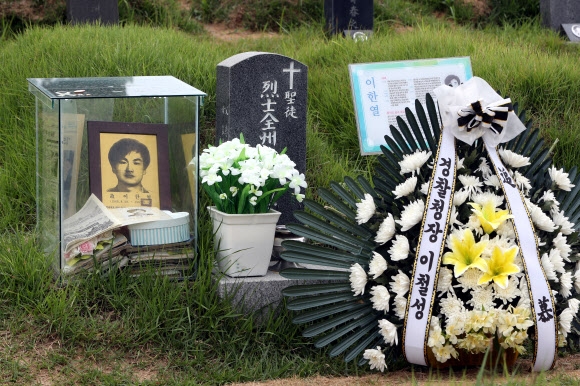 이한열 묘소에 놓인 경찰청장 화환