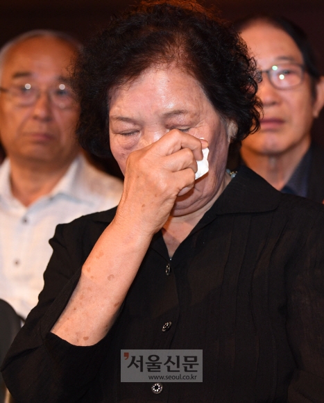 10일 오전 서울시청에서 열린 제31주년 6.10 민주항쟁 기념식에서 고 이한열군의 어머니 배은심여사가 눈물을 흘리고 있다. 2018.6.10 도준석 기자 pado@seoul.co.kr