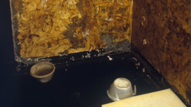 1970년대 아일랜드 벨파스트의 메이즈 교도소 수감자들은 저항의 한 방법으로 벽에 자신의 배설물을 덕지덕지 붙이곤 했다. PA통신 자료사진