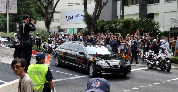북·미 정상회담을 이틀 앞둔 10일(현지시간) 북한 김정은 국무위원장이 탑승한 것으로 보이는 벤츠 차량이 숙소인 싱가포르 세인트리지스호텔로 들어서고 있다.  싱가포르 연합뉴스