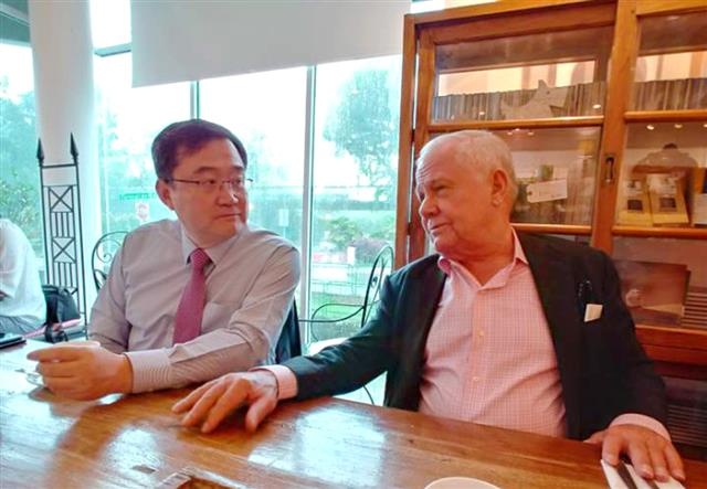 세계적 투자자 짐 로저스(오른쪽)가 구성훈 삼성증권 대표와 지난 8일 싱가포르에서 만나 북·미 정상회담 이후 북한경제개발 전망을 이야기하고 있다.  삼성증권 제공