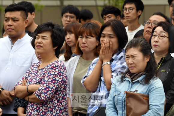 6·13 지방선거를 3일 앞둔 10일 시민들이 경기 광주시 태재고개 로터리에서 열린 한 후보자의 선거 유세를 지켜보고 있다.  박윤슬 기자 seul@seoul.co.kr