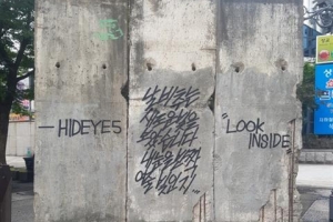 세계 평화 상징물에 덕지덕지… 이게 예술인가