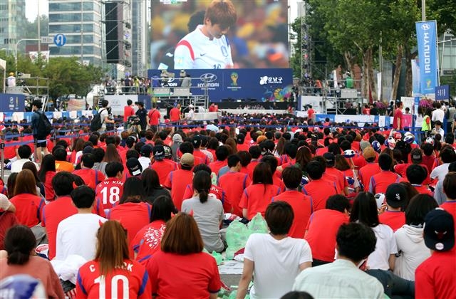 지난 2014년 서울 강남구 영동대로에서 열린 브라질 월드컵축구대회 거리응원전 모습. 올해 러시아 월드컵 기간에도 대규모 거리응원전이 펼쳐진다.  강남구 제공