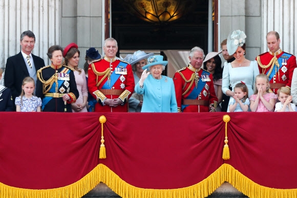 9일(현지시간) 영국 런던 버컹엄궁 발코니에서 엘리자베스 2세(앞줄 가운데) 여왕과 왕실 가족들이 여왕의 생일을 축하하기 위해 펼치는 영국 공군의 공중분열식을 지켜보고 있다.  런던 EPA 연합뉴스